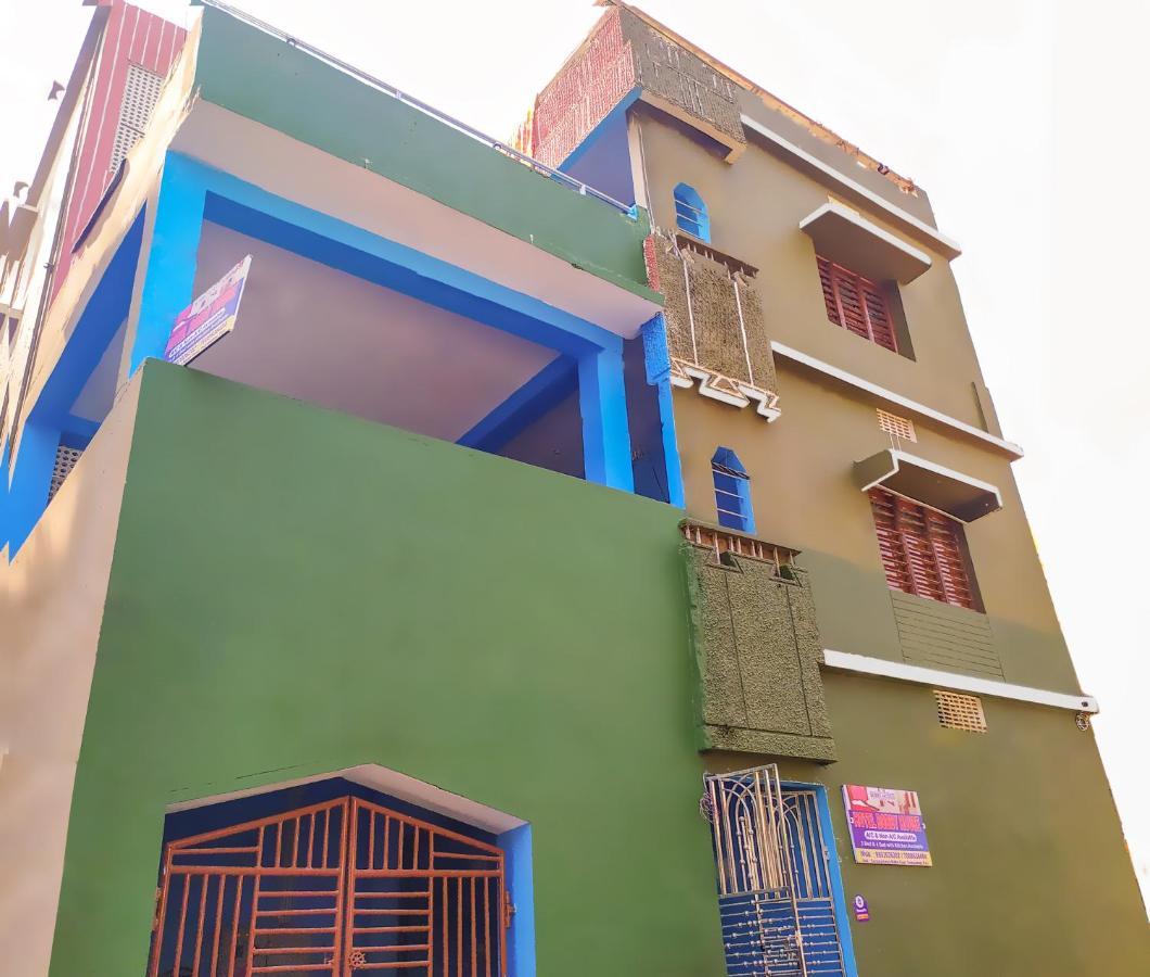 Hotel Bobby House 450m From & 1 Km From Temple Puri