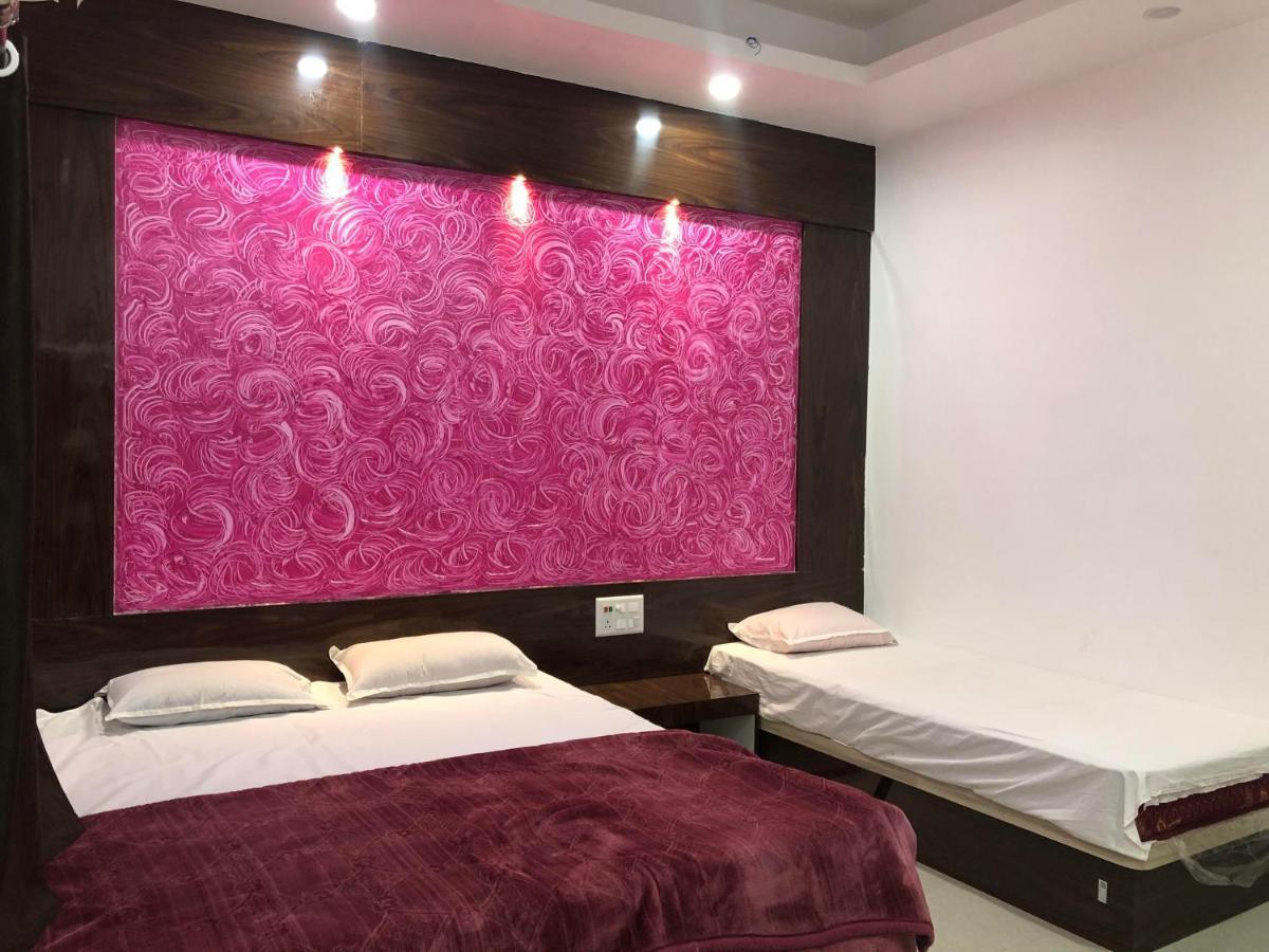 Hotel Bobby House 450m From & 1 Km From Temple 4*