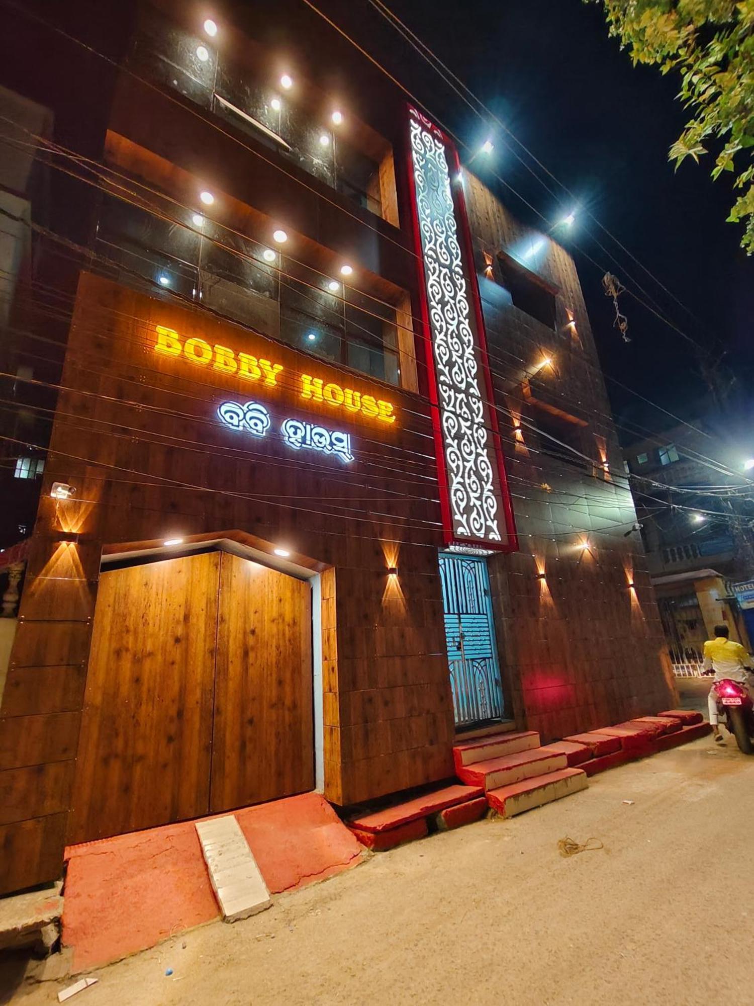 Bobby House 450m From & 1 Km From Temple Puri