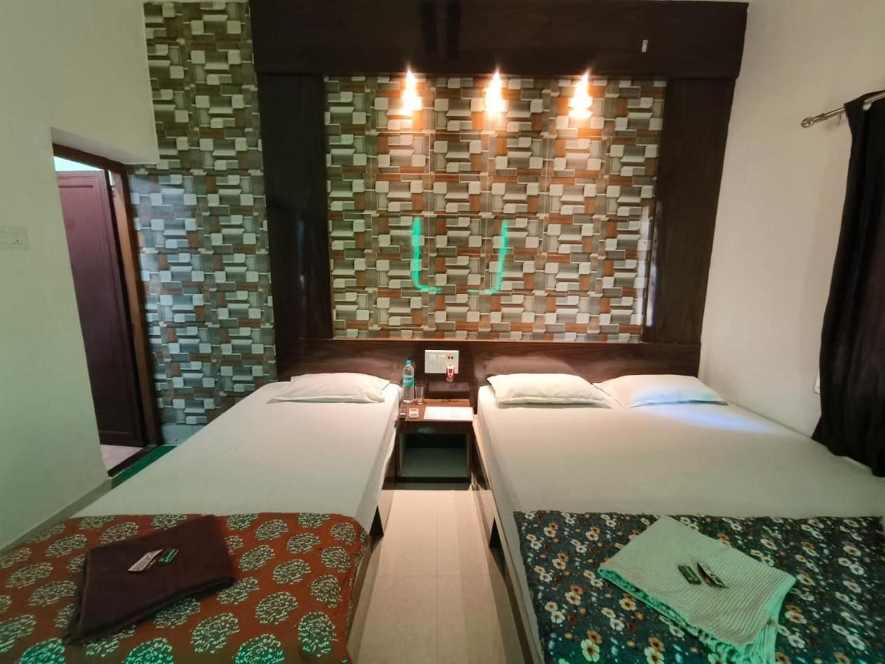 Bobby House 450m From & 1 Km From Temple Puri